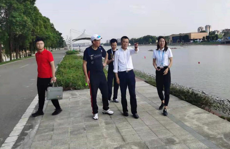 练雪松深入赛场查看了赛事安全保卫,交通管制,卫生防